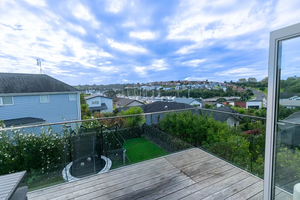 Stunning Upmarket 4-Bedroom Family Home in Gulf Harbour