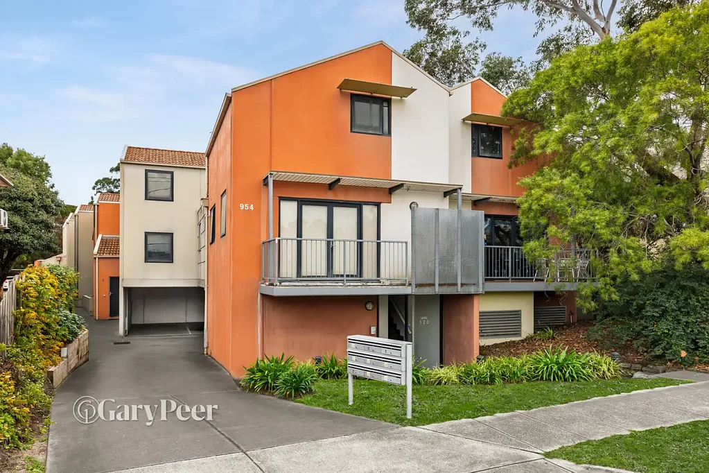 Caulfield East 24房 八套联排别墅。八个独立产权。一个绝佳机会 Eight townhouses. Eight titles. One exceptional opportunity