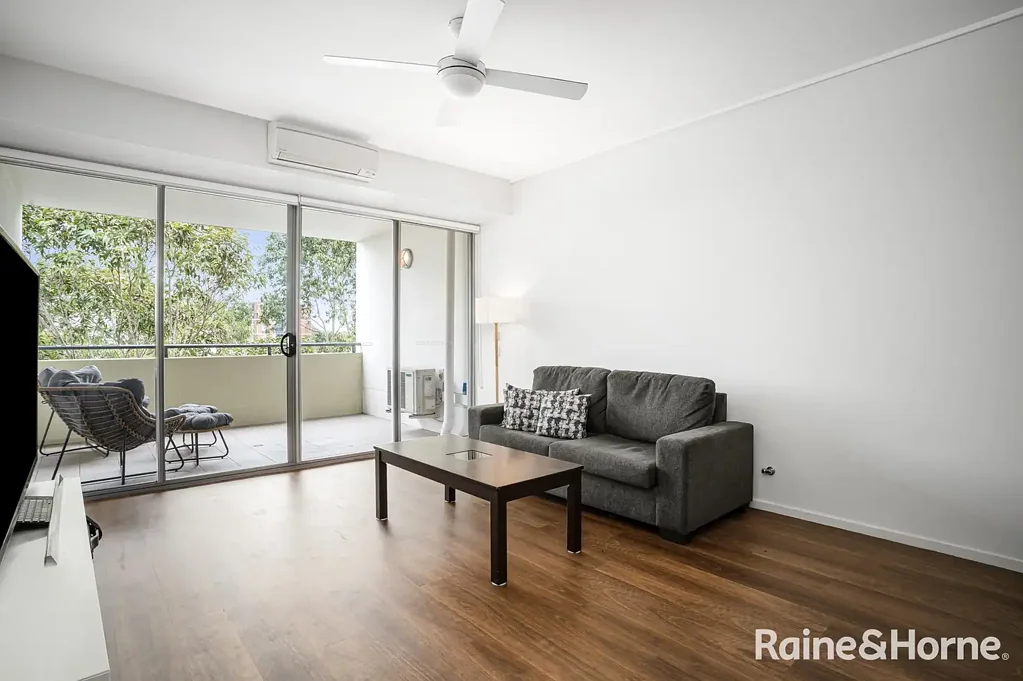 Rouse Hill 2房 Town Centre核心地段 租金回报率高 近购物餐饮学校医疗 交通便捷 两房宽敞带套间 现代厨卫设计 阳光露台 双车位安全 Perfectly Positioned Apartment in the Heart of Rouse Hill