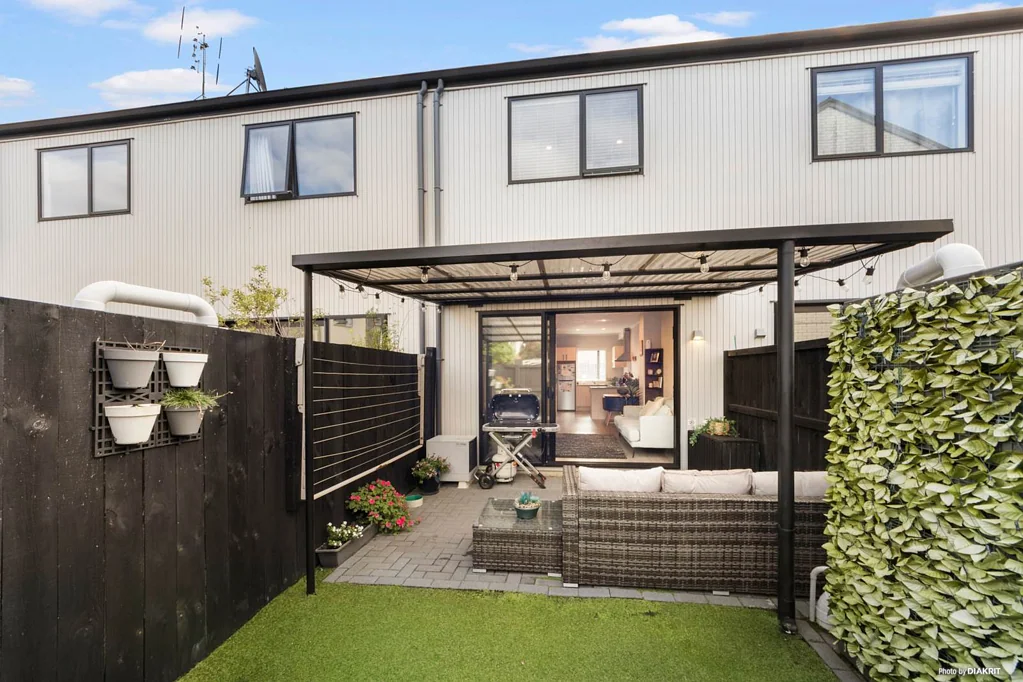 Hobsonville 2Moenga STARTING OUT OR STARTING OVER?