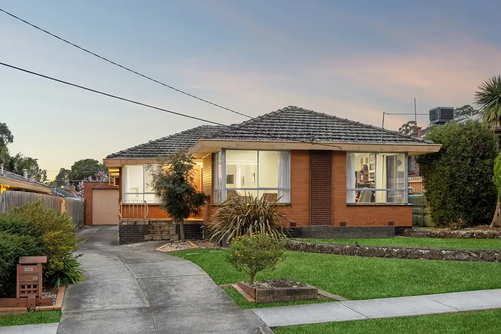 Blackburn South 4બેડરૂમ A Parcel of Parkside Family Living with Potential