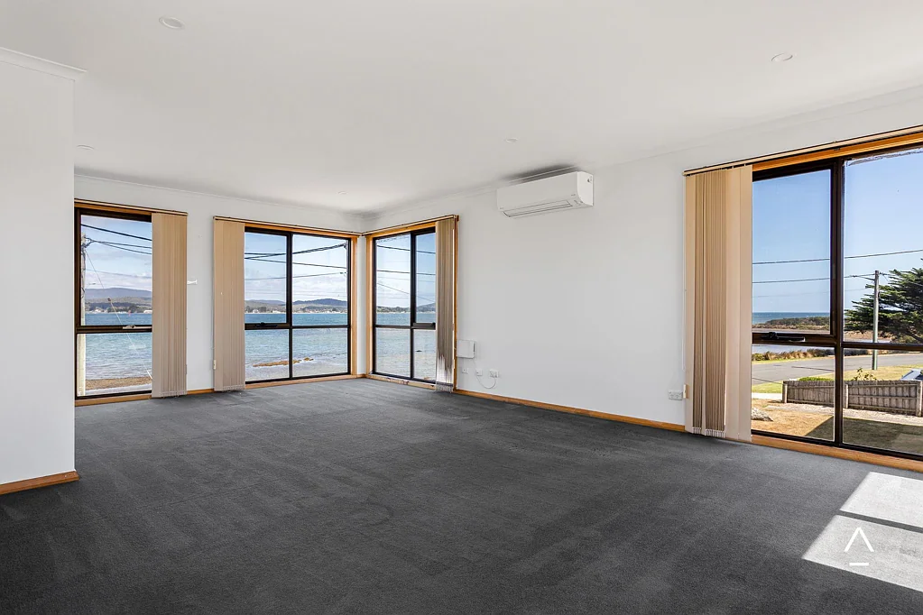 2 bedroom apartment with Amazing water views!