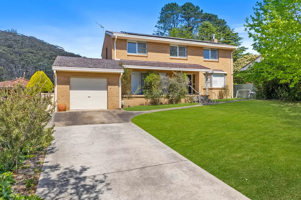 Lithgow 5ਬੈੱਡਰੂਮ Income-Generating Home in Prime Location