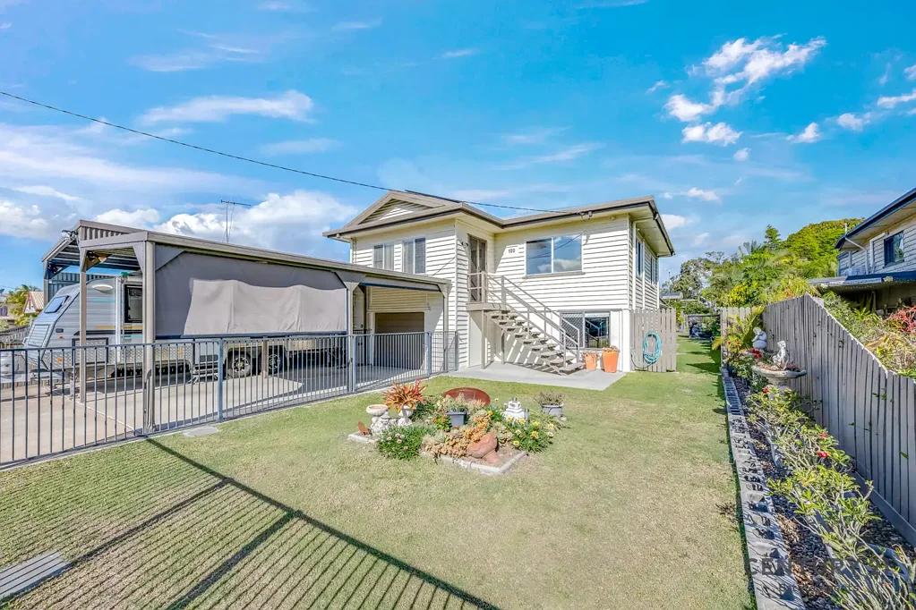 Bundaberg West 3 Slaapkamer CHARACTER, CHARM & MODERN COMFORT ON A BEAUTIFULLY MAINTAINED BLOCK
