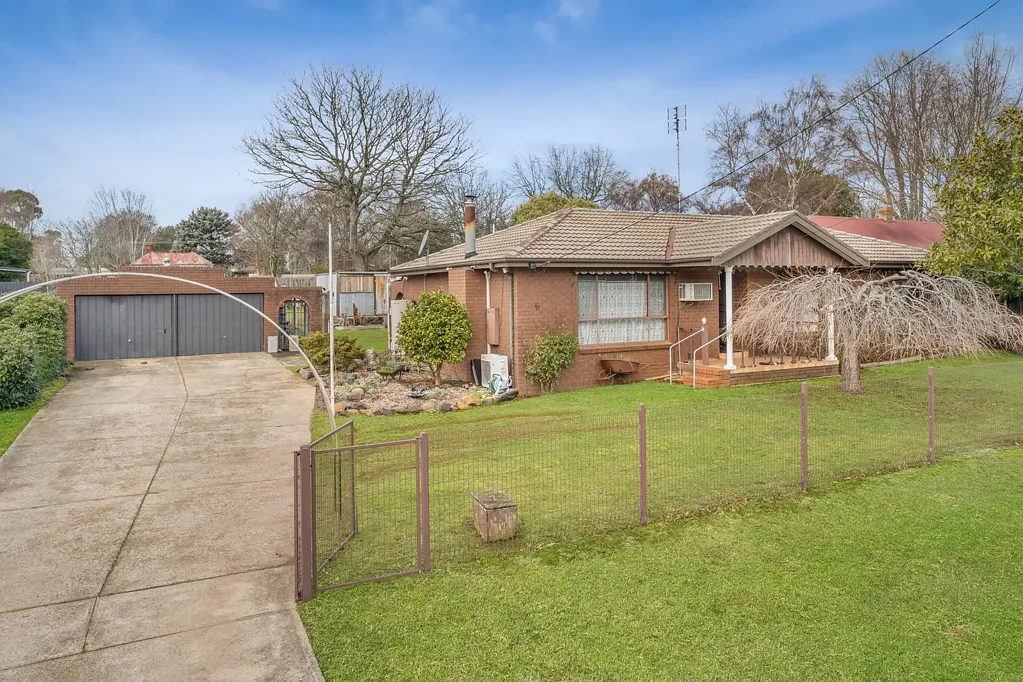 Trentham 3部屋 Solid Brick Home on 1,239 sqm with Subdivision Potential (STCA).