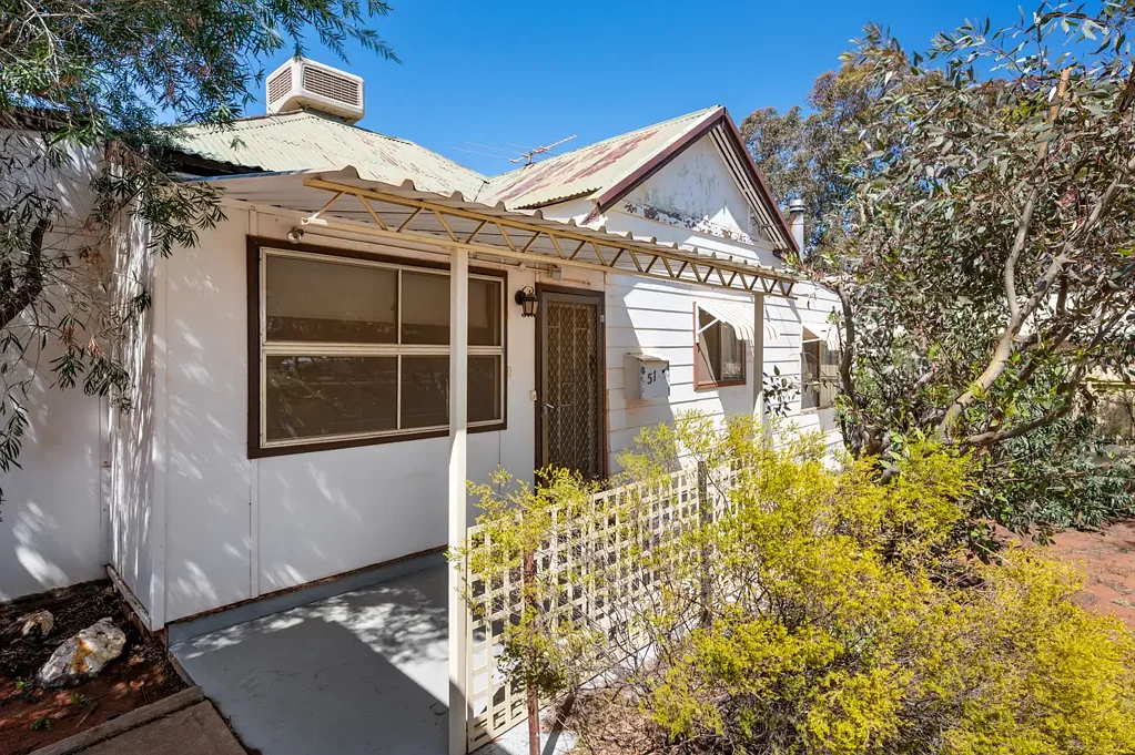 South Kalgoorlie 4房  Huge Family Home that is Awaiting Your Personal Touch!