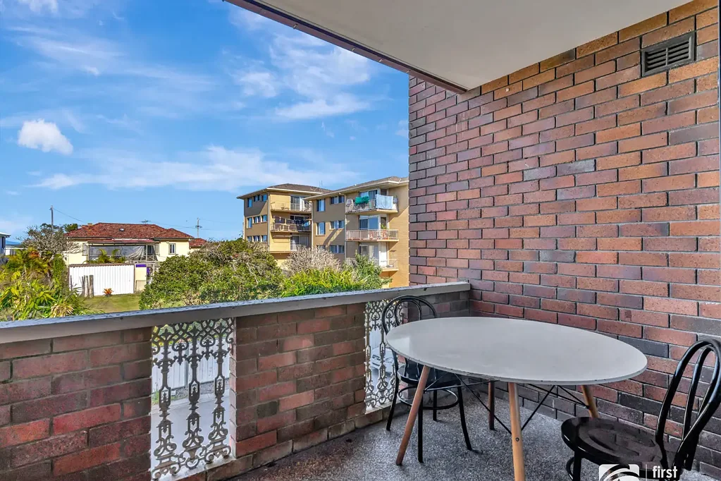 Coffs Harbour 2બેડરૂમ Spacious coastal apartment with balcony views and potential