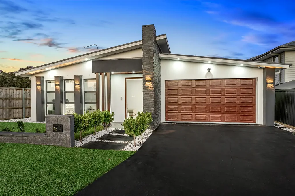 Oakville 4房 Oakville宁静街角 400sqm地块 四卧宽敞 主卧套房 美食厨房 双车库 美丽后院 近学校商圈 全屋筒灯大理石浴室 Stylish and Charming Single-Storey Home with Thoughtful Design