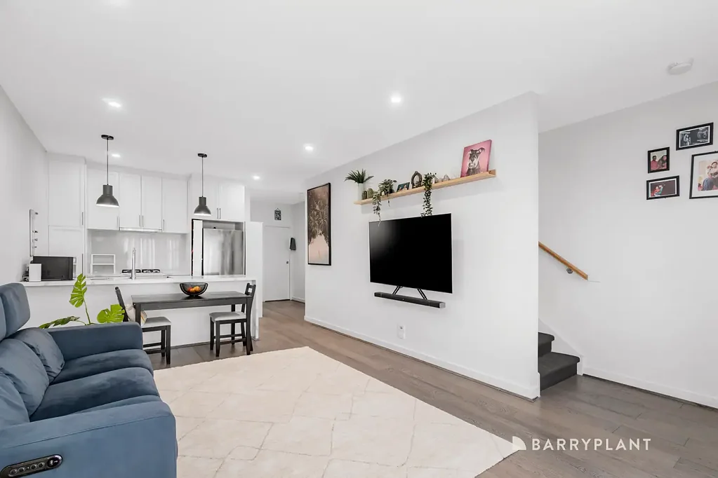 Bellfield 2 Bedroom Stylish, Spacious & Superbly Located Townhouse