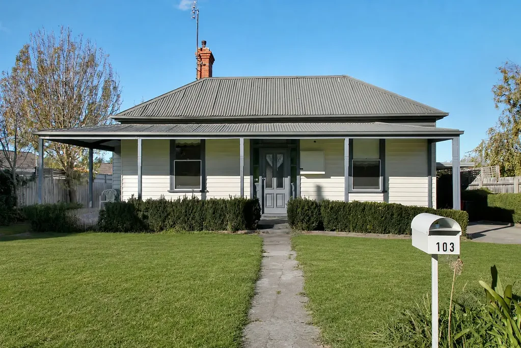 HOME IN BAIRNSDALE CBD