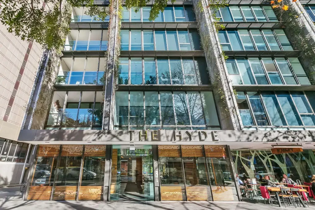 Sydney 3房 The Hyde 28层壮丽视野 海德公园圣玛丽大教堂悉尼港全景 阳光北向起居区 燃气厨房石台面 主卧奢华套间 两卧大理石浴 客房办公 安全双车位 24小时礼宾服务 An Exceptional Apartment Offering Grand Hyde Park Views