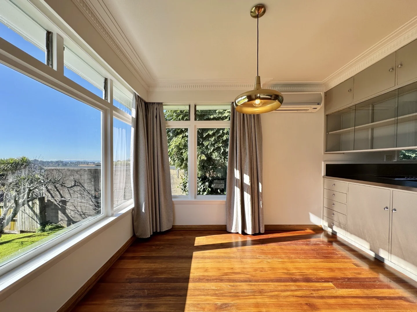 Sunny Family Home with Stunning Views - Lawns Included
