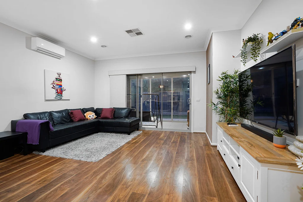 Tarneit 4房 Tarneit 黄金地段宽敞家庭住宅，带独立影音室 Spacious Family Living with Formal Theatre Room in Prime Tarneit Location