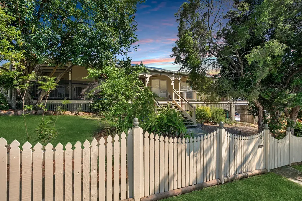 Albany Creek 3房 转角地块644m² 宽敞明厨 硬木地板 三卧舒适 户外空间大 位置便利 双层玻璃窗 太阳能 Old World Charm with a Modern Flair in Albany Creek