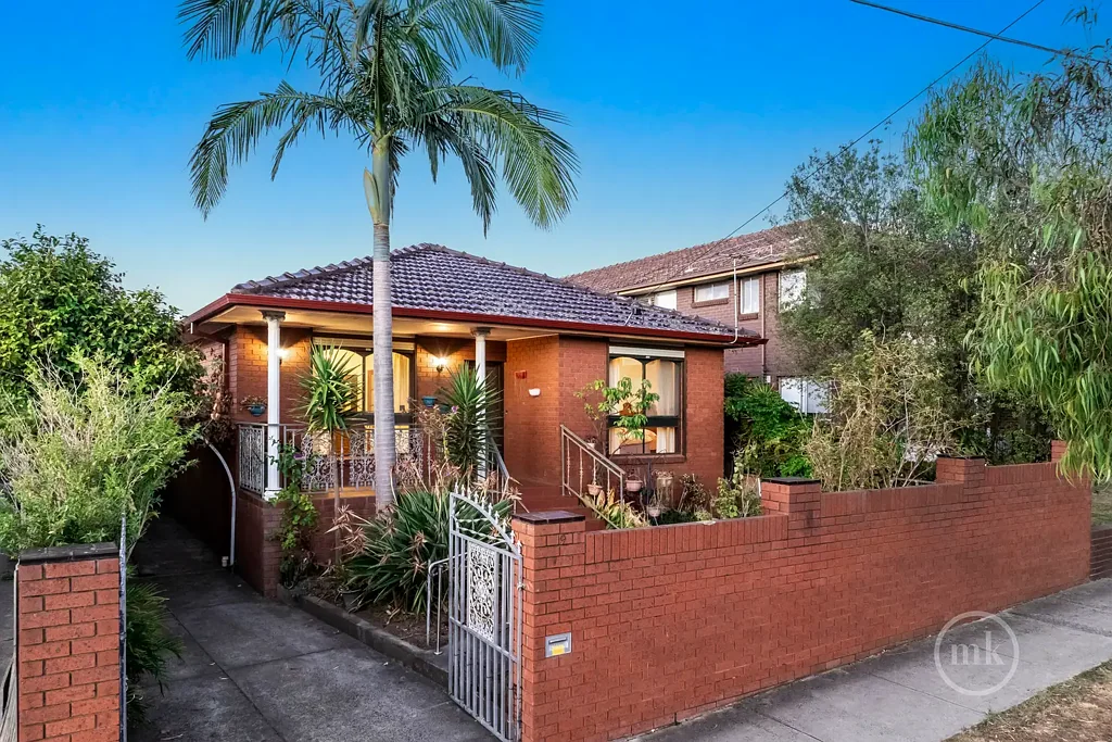 Thornbury 4房 超大地块860m² 砖砌住宅 ROW通行权 朝北后向 High Street近便 灵活布局 多功能空间 立即入住 860m2 (Approx) Allotment With Front and Rear Access