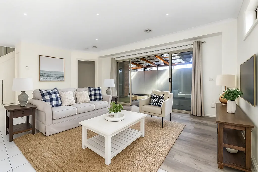 Springvale 3房 步行名校划片 现代厨房实用 开放明亮布局 全年娱乐空间 便捷交通网络 低维护环境 The Brief: Renovated and Ready: Prime Location, Style, and Simplicity for Your Next Home