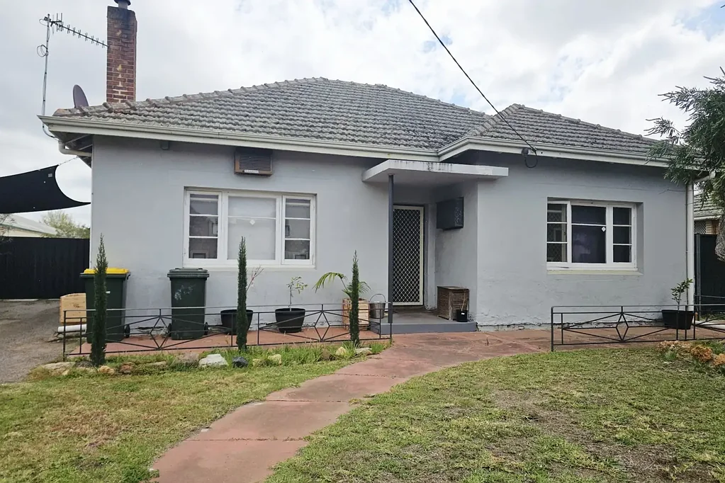 Katanning 3Zimmer 3 Bedroom, 1 Bathroom Brick & Tile Cottage in centre of town