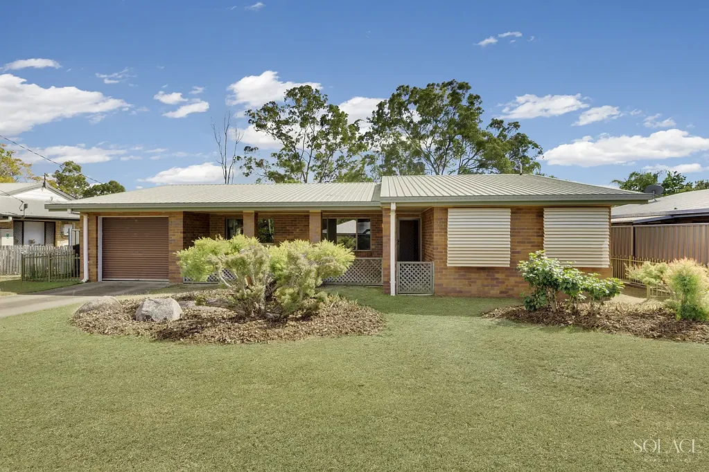 Clinton 4Habitaciones Solid Brick Home with Shed & Multiple Living Spaces