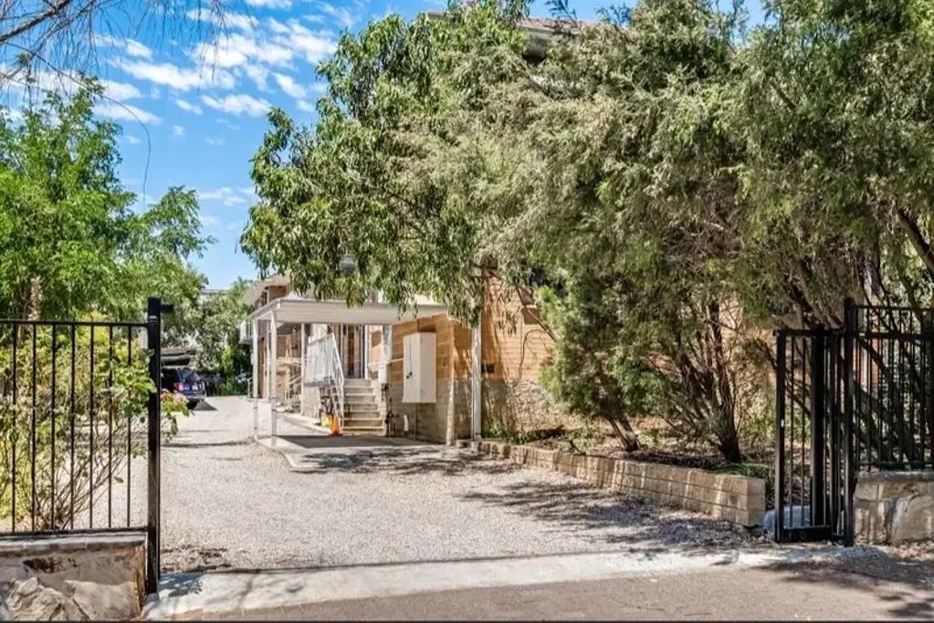 Low-Maintenance One-Bedroom Unit in a Convenient Location