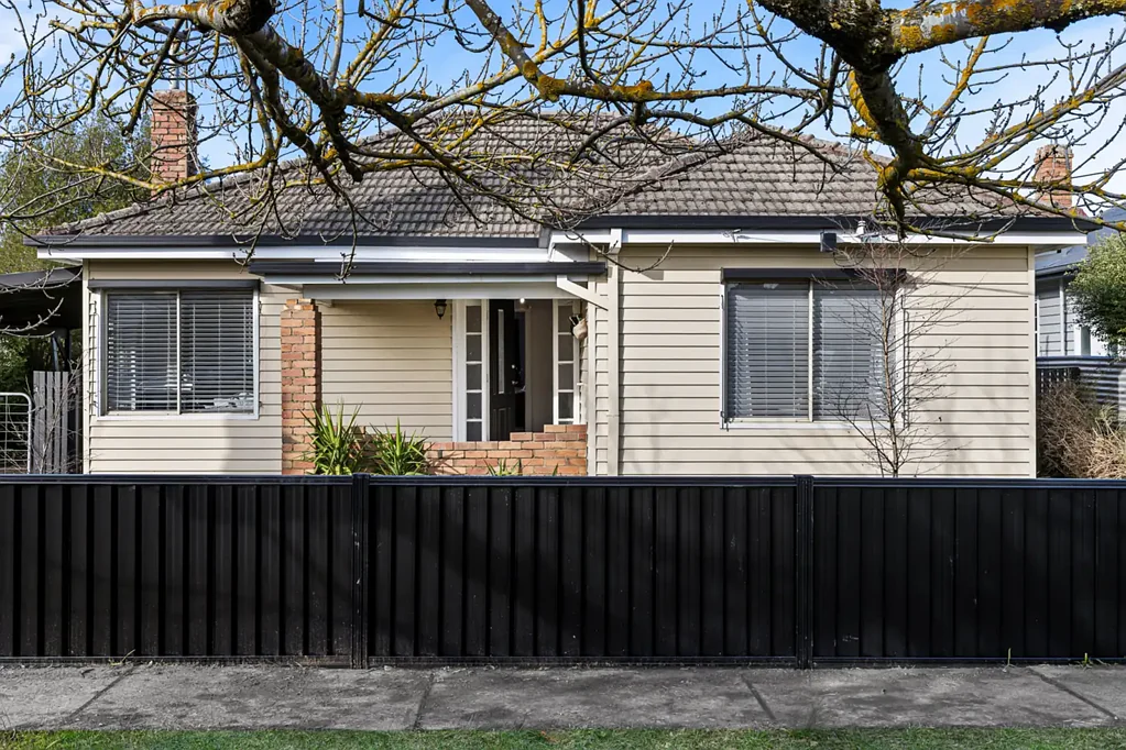 Redan 4 Bedroom Versatile Family living in a Prime Location