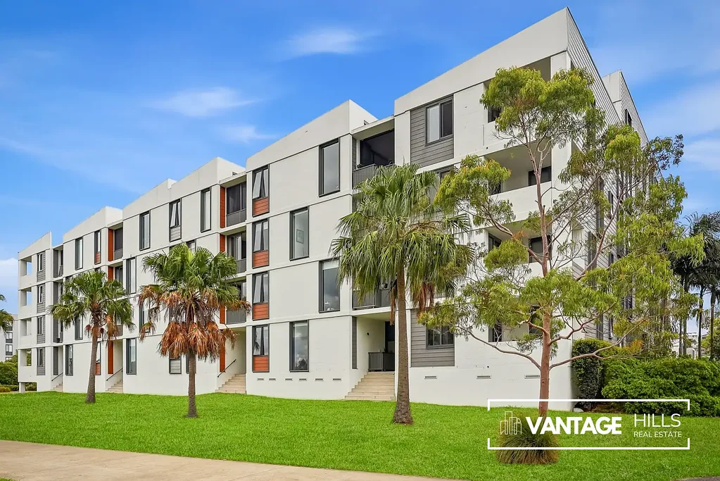 Ermington 2房 双层公寓 104m²内装 屋顶露台83m² 河景全景 主卧套间 精美石材厨房 高速NBN 2 BEDROOM APARTMENT with PANORAMIC RIVERVIEW in URBAN CHARM