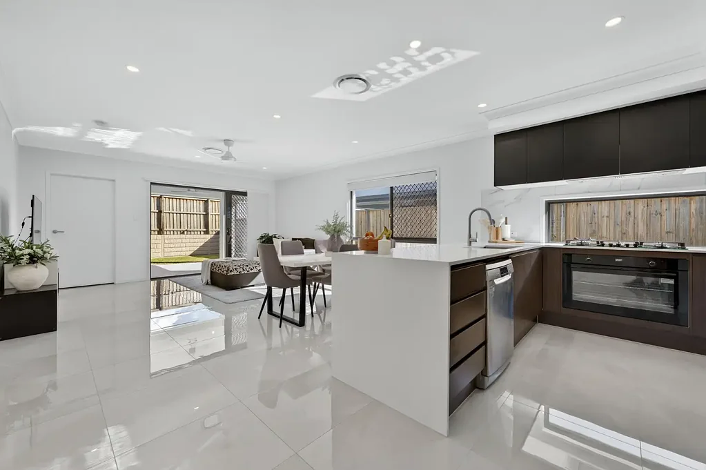 Greenbank 4બેડરૂમ Skip the Build. Space, Style, and Serious Wow Factor.