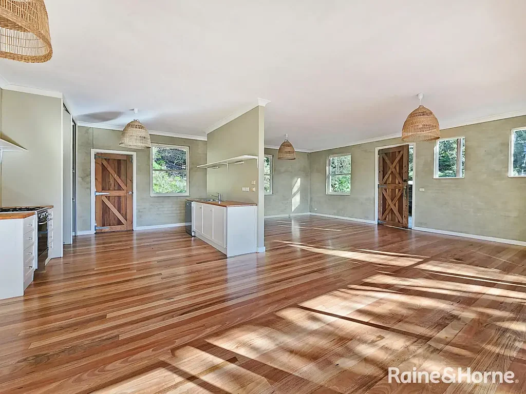 APPLICATION APPROVED - DEPOSIT RECEIVED!                Spacious Living overlooking the Hawkesbury River