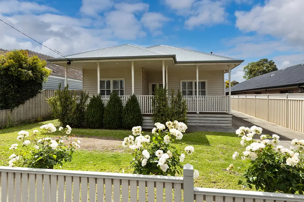 Essendon 4ห้องนอน Spacious Family Layout with Dual Living Zones and Deep Backyard Appeal