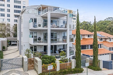 South Perth 3房  RIVERSIDE LOCATION IN A BOUTIQUE COMPLEX OF 3