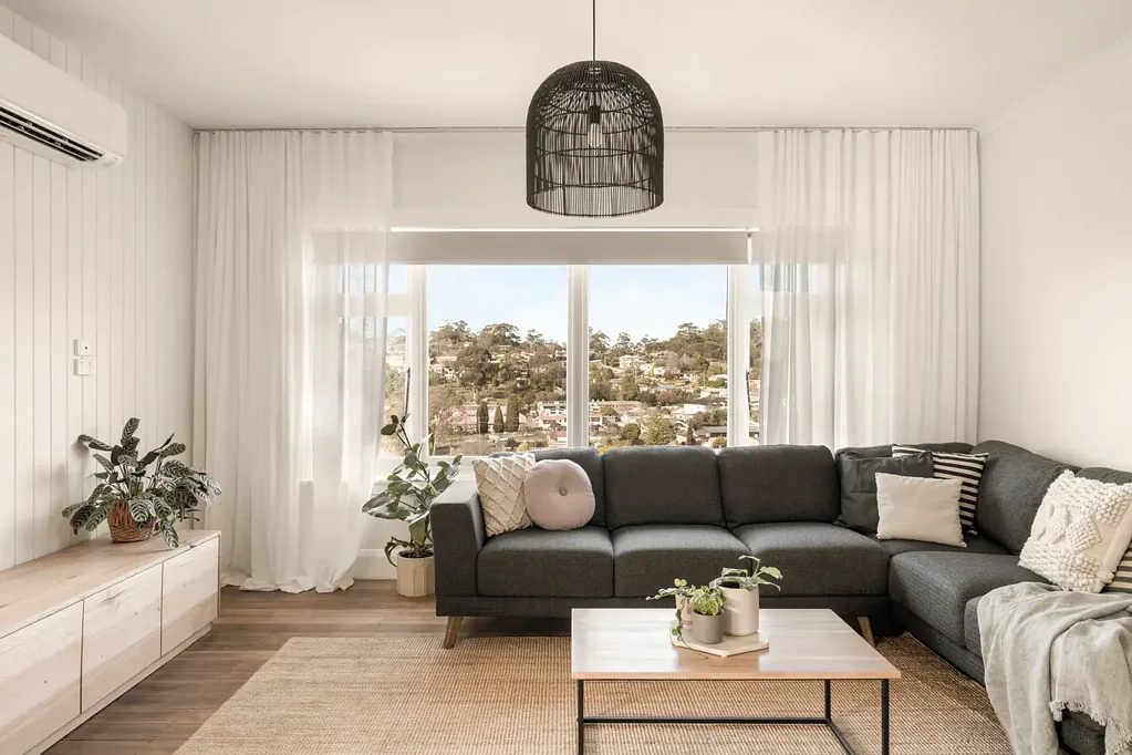 Trevallyn 4ਬੈੱਡਰੂਮ Renovated home or investment with stunning views flexible lower level with external access and self contained potential, minutes to Cataract Gorge