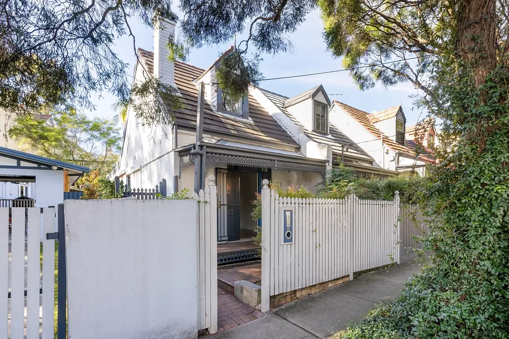 Well-presented semi in lifestyle district