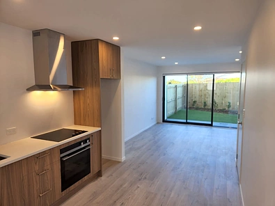 Modern 2 bed 2 bath ensuite with parking