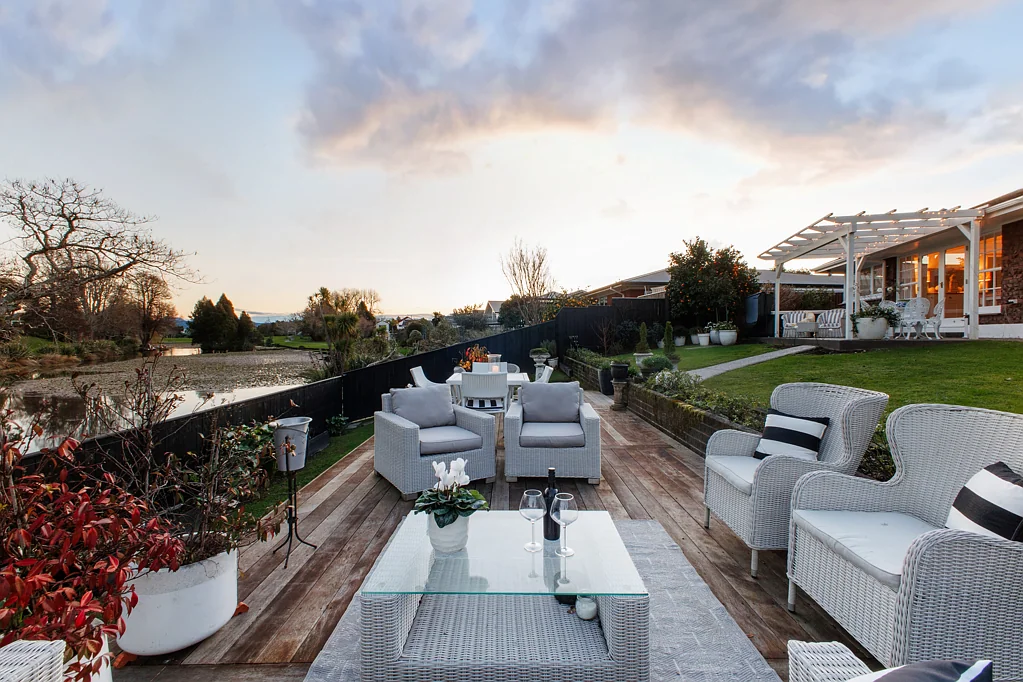 Whakatane 3침실 Sun-filled elegance with outstanding lake views!