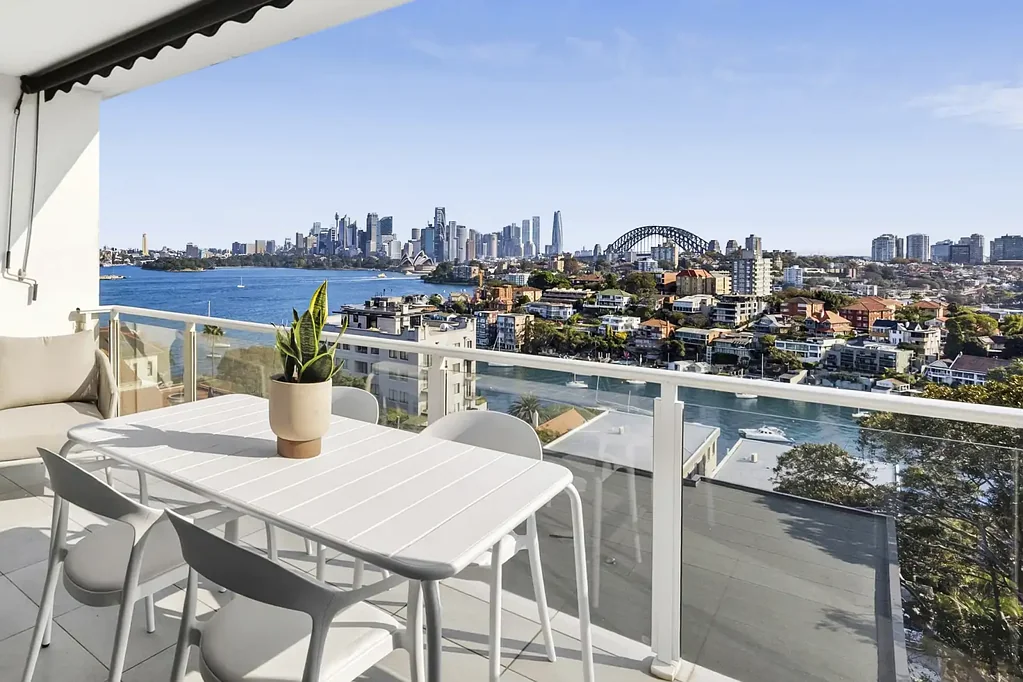 Cremorne Point 3침실 Beautifully renovated  apartment with lift, DLUG and iconic views