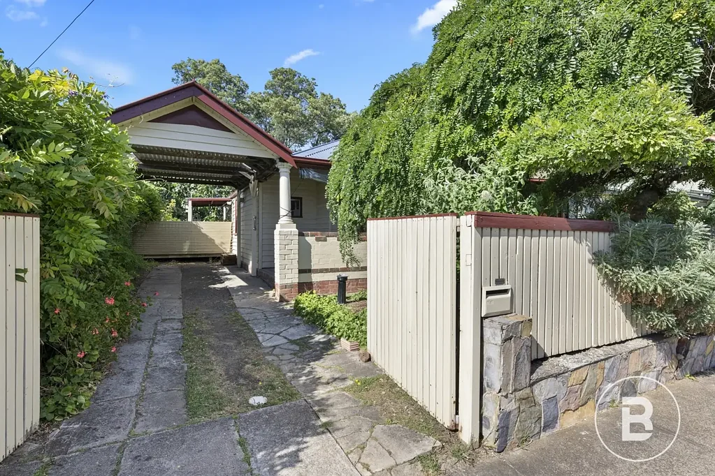 Sebastopol 3房  LIVE, WORK, OR INVEST – CHARACTER-FILLED HOME WITH COMMERCIAL POTENTIAL