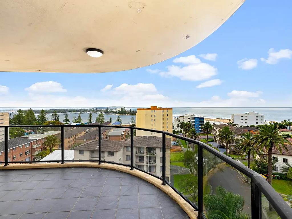 Charming 2-Bedroom Apartment with Stunning Ocean Views