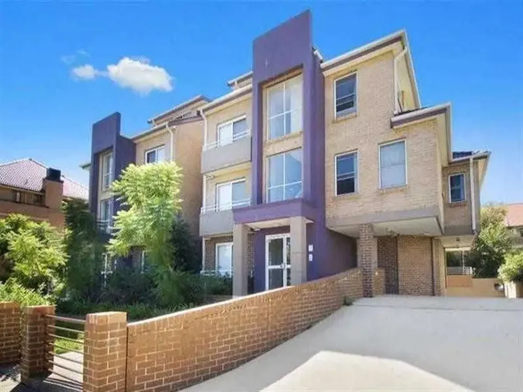 1 BED UNIT, 1 BATH, 1 CARSPACE - TILED THROUGHOUT