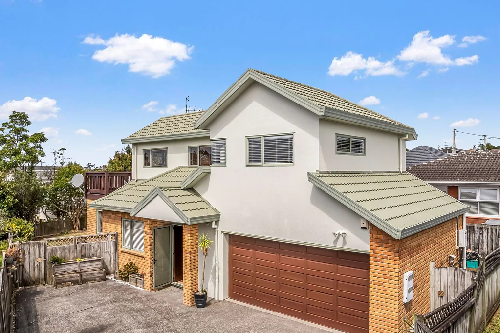 Hillcrest 4 Bedroom Sun-Filled Family Living with Sea Views!!