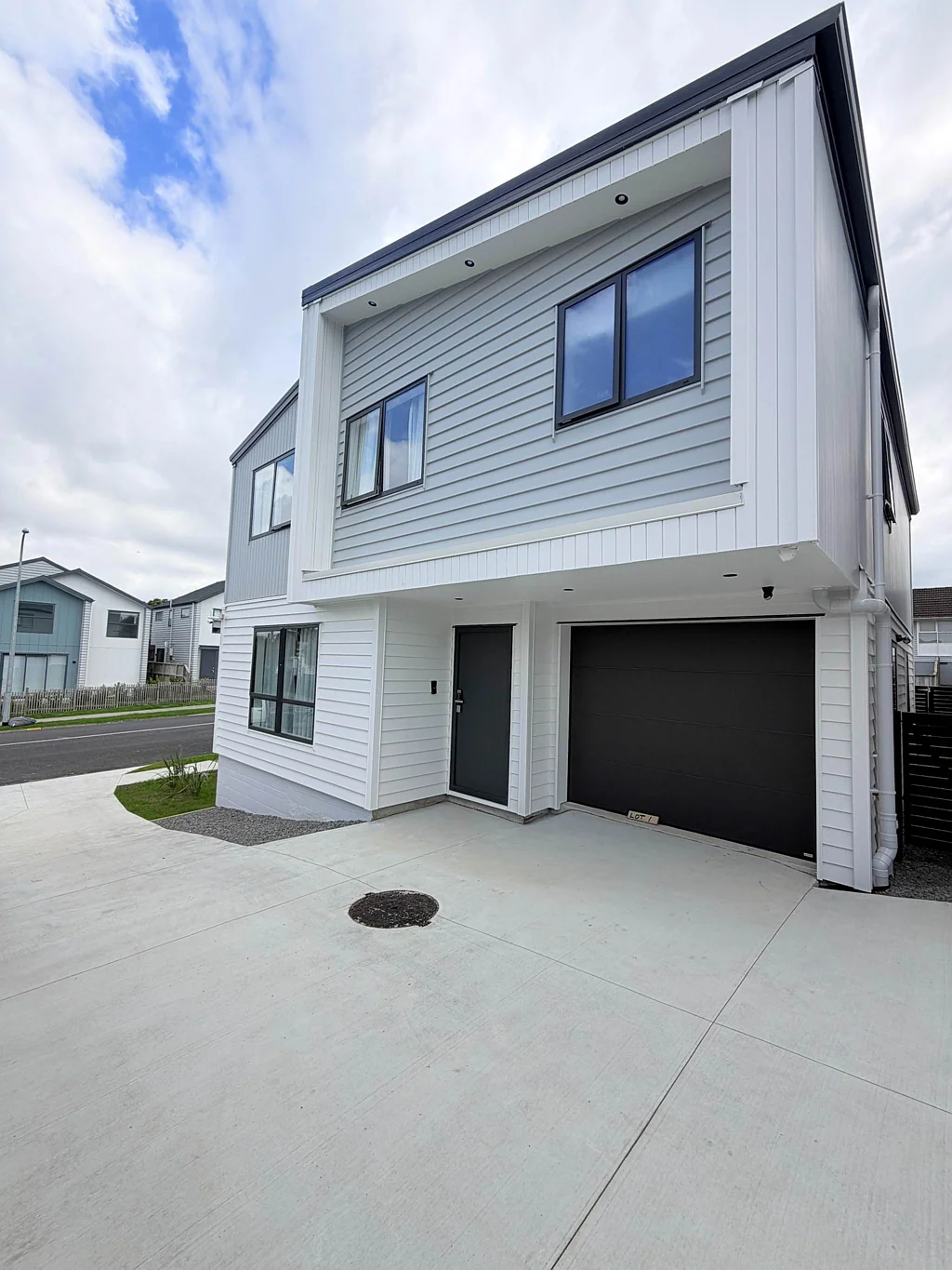 Brand-New Modern Family Home in a Fantastic Lo...