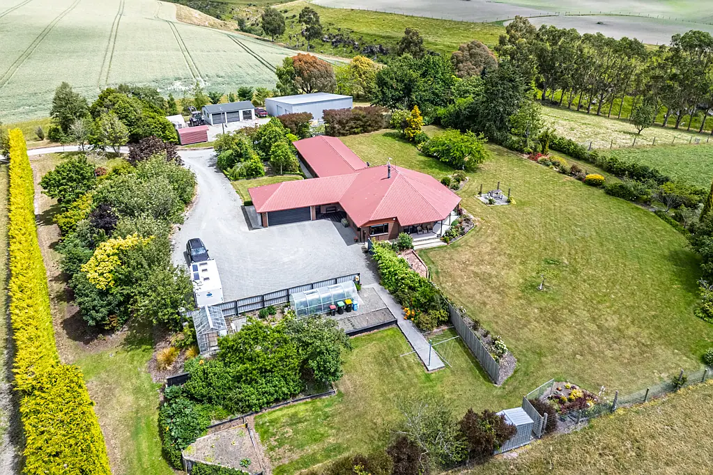 Hadlow 10ha - Spacious Home - Superior Garaging