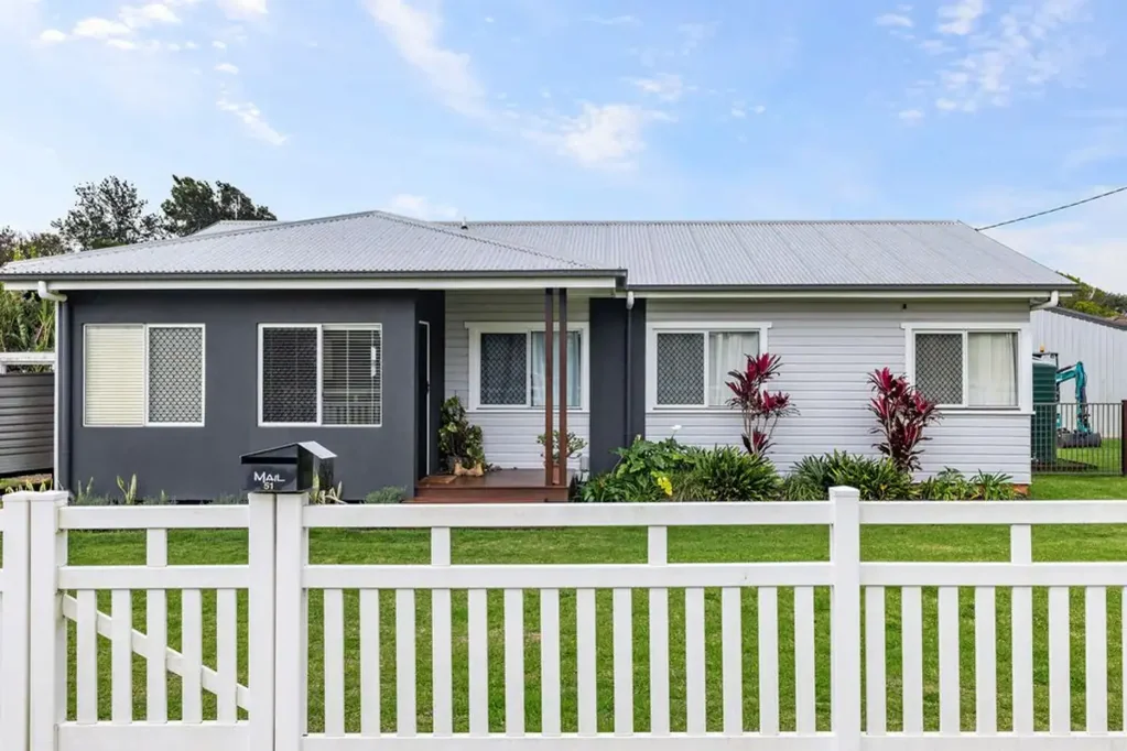 Harristown 4침실 Renovated 4-Bedroom, 2-Bathroom Home on a Huge 1014m2 Block, Big Shed + an easy Granny Flat or Studio Potential!