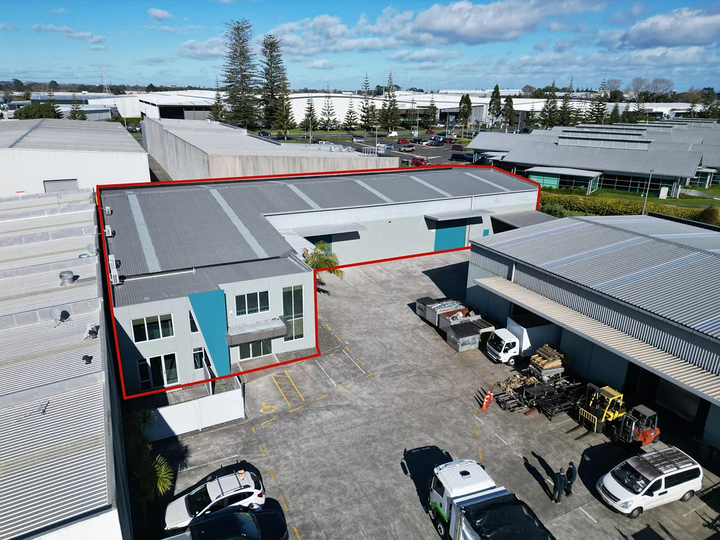 East Tamaki Premium clear span warehouse with 5T gantry