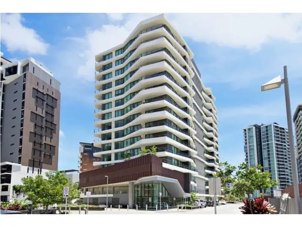 ELEVATED APARTMENT IN THE HEART OF PORTSIDE