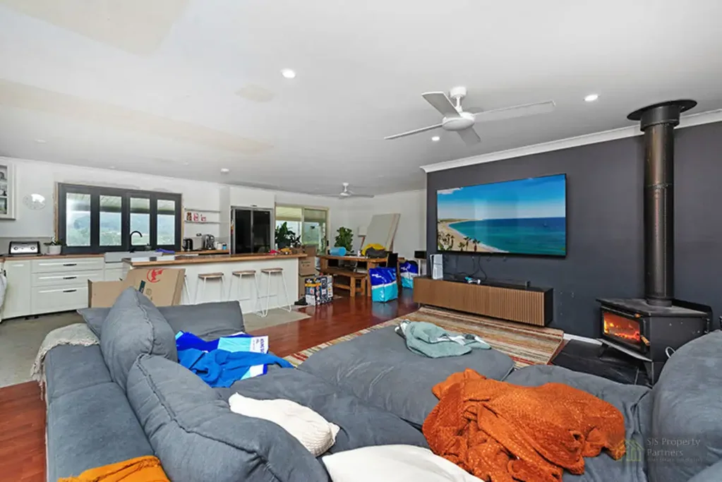 Horse-Friendly Lifestyle Property with Pool, Shed & Stunning Mountain Views