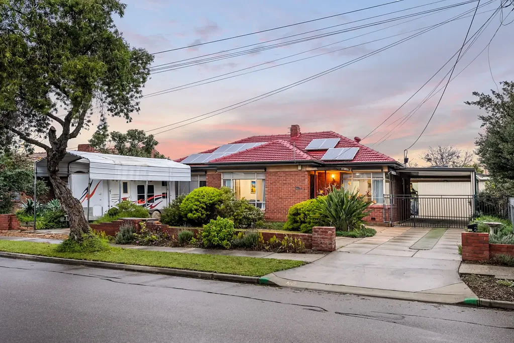 Sefton Park 2部屋 Solid Brick Home, On Generous Meterage with an Enthusiast's Dream Shed!