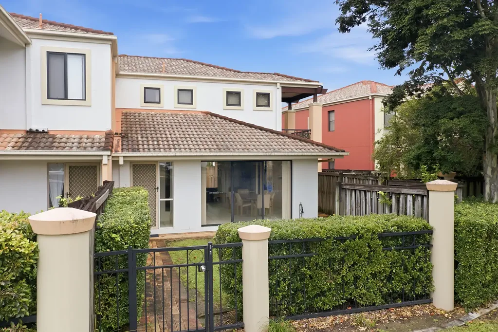 Varsity Lakes 3कमरा LOW MAINTENANCE LIVING IN THE HEART OF VARSITY LAKES