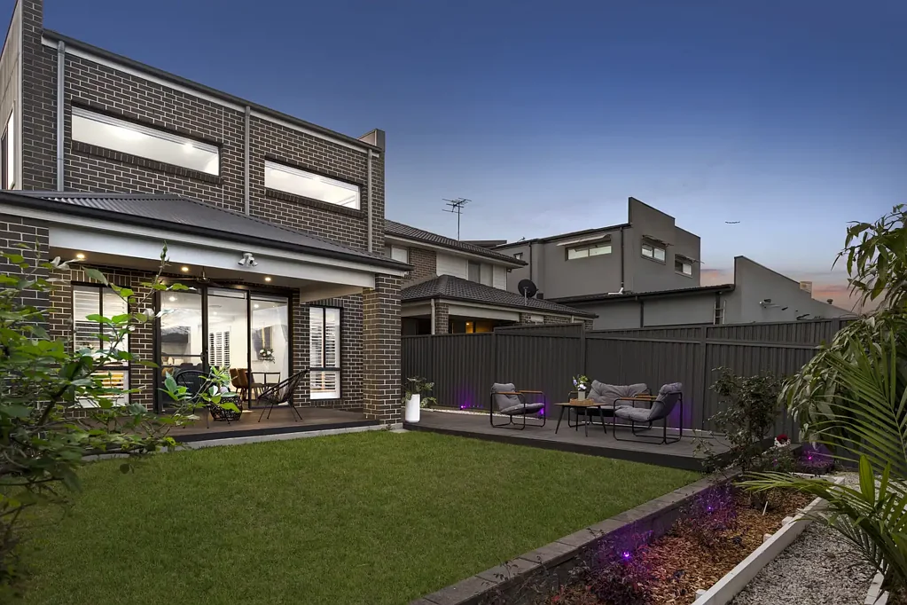 Schofields 4chambre Ultra Modern Sun Drenched Family Home in the Prestigious Alex Avenue Precinct - 10 Minutes walk to Schofields Station!