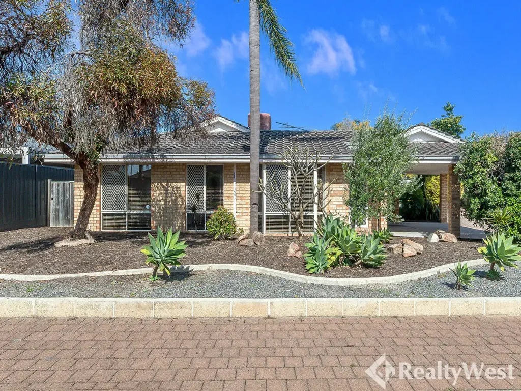 Redcliffe 3ਬੈੱਡਰੂਮ STREET FRONT, BIG COURTYARD, DOUBLE CARPORT!