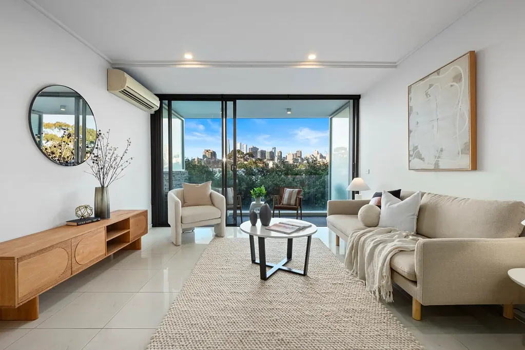 Glebe 1 Bedroom Renovated apartment on the edge of Blackwattle Bay foreshore