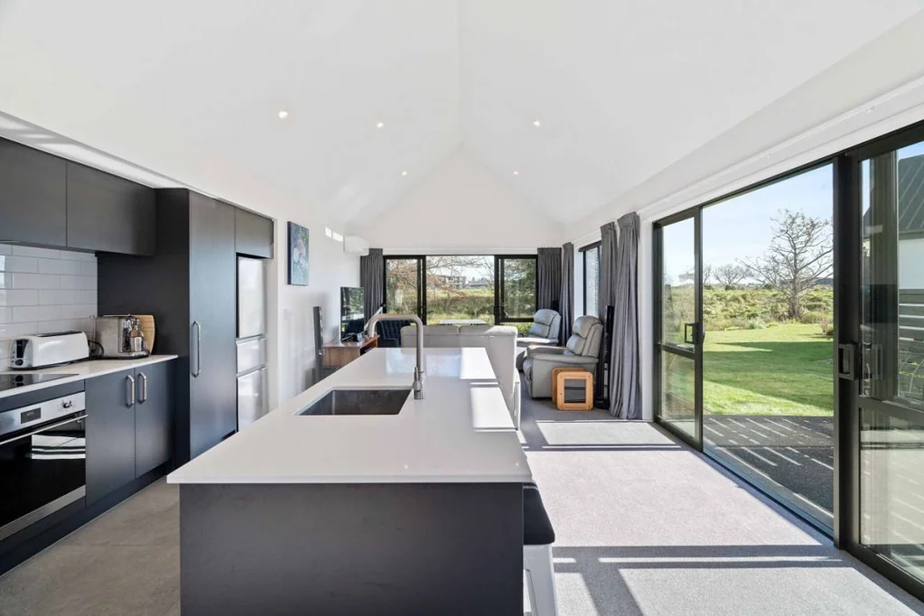 Belfast 2房  Enviable Lifestyle Opportunity With A View!